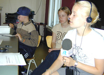 Satakunnan radion toimittaja vierailee Nakkisoosi -animaatioleirillä vuonna 2002.