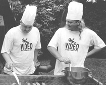 Helo ja Valttu vuoden 1997 Minun Elokuvani festarin kokkeina.