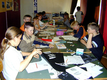 Nakkisoosi -animaatioleirin yhteinen askartelutuokio kesällä 2002.