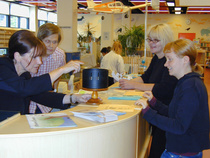 Elli Pekkola ja Päivi Puominen kertovat zoetroopin jujuja Porin kaupunginkirjaston henkilökunnalle vuoden 2002 näyttelyssä.