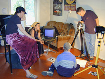 Virpi Salo ohjaa ryhmäänsä kuvaamista Nakkisoosi -animaatioleirillä 2002.