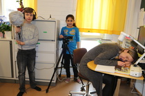 Oppilaat kuvaamassa "Unelias ope" fiktiota Etelä-Hervannan koulussa Tampereella 2016