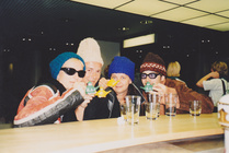 Iloinen kulttuuriseurue Suomesta Israelissa Open Video Festivaalilla.