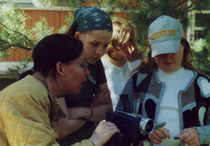 Virpi ohjaa Tuoliruhtinas animaation kuvausta animaatioleirillä 2001.