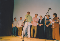 Petri Hagner oli Videoottien edustajana Ragiveressä, Eestissä, Kill Your Darlings festivaalin raadissa vuonna 1999. Jukka Haveri pokkaamassa kunniakirjaa.