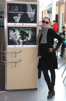 Susanna Lyly ja julistenäyttelyn ripustus, Tampere, kevät 2013.