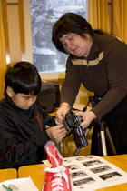 Sonja ohjaa Videovankkurin työpajaa Luvialla, kevät 2013.