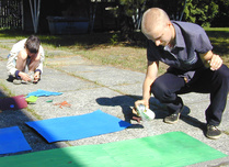 Hanna Siivola ja Aleksi fiksatiivin kanssa ulkoilmassa. Nakkisoosi -animaatioleiri kesällä 2002.