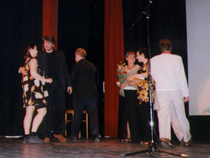 Maikki noutaa suomen palkinnon lavalta Alingsåsissa Visions of Light festivaalilla vuonna 1998.