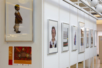 Kulttuurien kimallus -valokuvanäyttely Hervannan kirjastossa keväällä 2013.