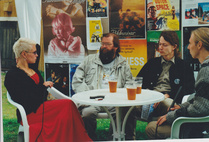 Videootit mukana Raumalla Minun Elokuvani festivaalin järjestelyissä. Tampereen porukka & Ninnu haastattelee palautteenantajia Rekkua, Matti Kuorttia ja Kari Juusosta vuonna 2000.