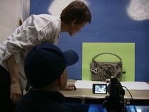 Jonanna Rantonen ohjaa Santeria Avaruuden painajainen -animaation kuvauksissa vuonna 2001.