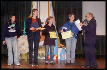 Johanna, Elli ja Maikki Videooteista Bergamossa, Italiassa Cinevideoscuola festivaalilla pokkaamassa kunniakirjoja. Lokakuu 2002.