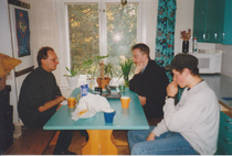 Videoottien hallituksen jäsen Jari-Pekka Vanhala keskustelee Saksan vieraan kanssa toimiston keittiössä vuonna 1998.