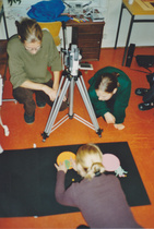 Animaatiokurssi Talo 45:ssä. Videoottien hallituksen jäsen Mikko Ylikruuvi ryhmänsä kanssa kuvaustunnelmissa vuonna 1999.