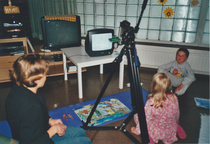 Johanna Rantonen Videooteista vetämässä animaatiopajaa Porissa vuonna 2000.