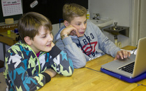 Korkeakosken koulun oppilaat Kotkassa editoivat kierrätysaiheista elokuvaansa, 2015