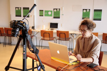 Heidi ja Maikki olivat Heurekassa toteuttamassa evoluutioon liittyvää animaatiotyöpajaa 2012.