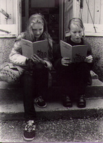 Festarivieraat lukemassa käsiohjelmaa, vuosi 1996.