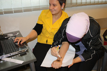 Kulttuurimatkalla Messukylän kirjastossa. Takahuhdin koulun oppilaat tekivät videoita omista kulttuureistaan ja Maikki sai hennatatuoinnin työpajassa vuonna 2011.