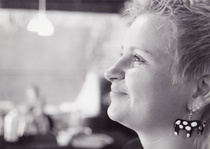 Festaripomoa hymyilyttää.