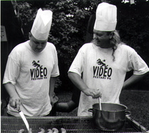 Helo ja Valttu vuoden 1996 Minun Elokuvani festarin makkaramyyjinä.