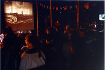 Propaganda -elokuvanäytös ohjelmateltassa, vuosi 1996.