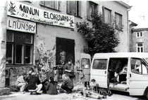 Anniksen piha ja festivaalistudion auto Satakunnan käsi ja taideteollisuus oppilaitoksesta, 1995.