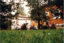 Festivaalivieraita pihanurmella, 1996.