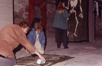 Rollen johdolla kankaiden värjäystä ja somistusta, vuosi 1997.