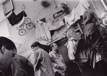 Odottelua Anniksen pihalla. Huomatkaa talon ulkopuolelta roikkuvat esineet.