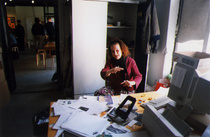 Maikki säätää asioita festaritoimistossa, vuosi 1997.