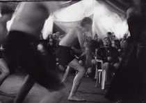 Rummutusta ja tanssia ohjelmateltassa.