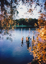 Festarin ympärillä oli aina paljon poikkitaiteellisia tempauksia - performance Kokemäenjoessa.