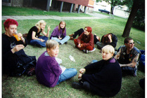 Festarivieraita ja annislaisia tsillailee nurmella, 1995.