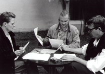 Perttu Leppä, Eerik Ratia ja Iikka Vehkalahti kiihkeinä pohtimassa palautteita, vuosi 1996.