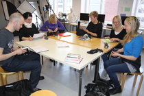 Dokumenttielokuvan opetusta ja suunnittelua lastentarhanopettajien kanssa Annantalolla, Helsingissä vuonna 2012.