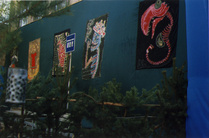 Seinävaatteita Anniksen yllä, vuoden 1997 festivaalin dekoreeraus.