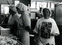 Maukasta festivaaliruokaa valmistuu koulun keittiössä 1994.