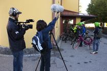 YLE kuvaa, kun Onkilahden oppilaat kuvaa "Kalajuttu" dokumenttiaan Vaasassa 2016