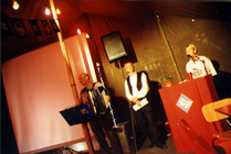 Avajaispuhe festivaaliteltassa Itsenäisyydenkatu 45:ssä, vuonna 1996.