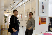 Maikki ja Mirja Hervannan kirjastossa Kulttuurien kimallusta näyttelyn pystytyksessä.