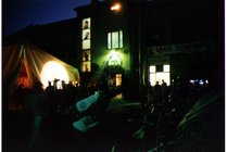 Yö on hiipinyt vuoden 1995 festivaalille